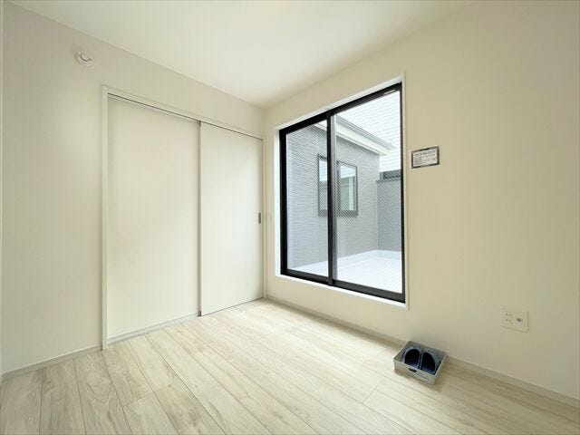バルコニーへ出入りのすることが出来るお部屋です。
お部屋の中には南向きの窓から暖かな光と風が入り込む素敵な空間になります。