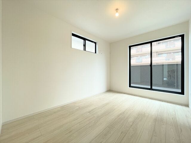バルコニーに面したお部屋です。
お天気のいい日にはたっぷりと陽を取り込むことができ、
ベッドの上のお布団もふかふかになりそうですね。