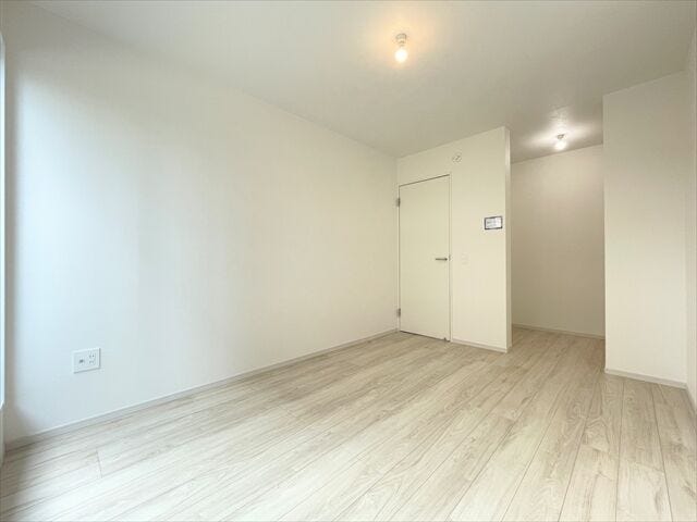 壁が白いのでプロジェクターを設置して映画やYouTubeなど楽しめます♪
部屋がおしゃれなシアタールームのように変身◎