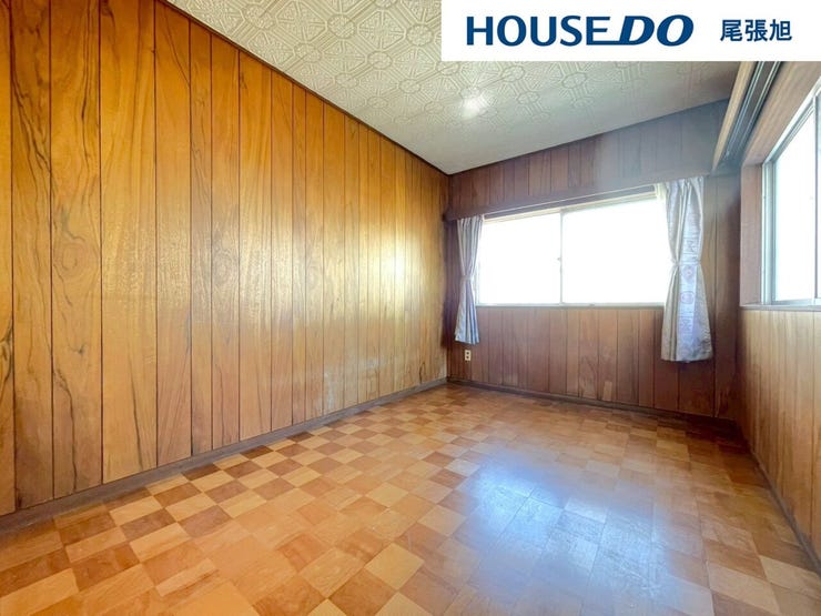 【洋室】明るい雰囲気の洋室です。広々とした明るいお部屋で、陽射しもたっぷり入ってきます。収納もご夫婦の衣類がたっぷり収納できるクローゼットがございます。ご夫婦のご主寝室にいかがでしょうか♪