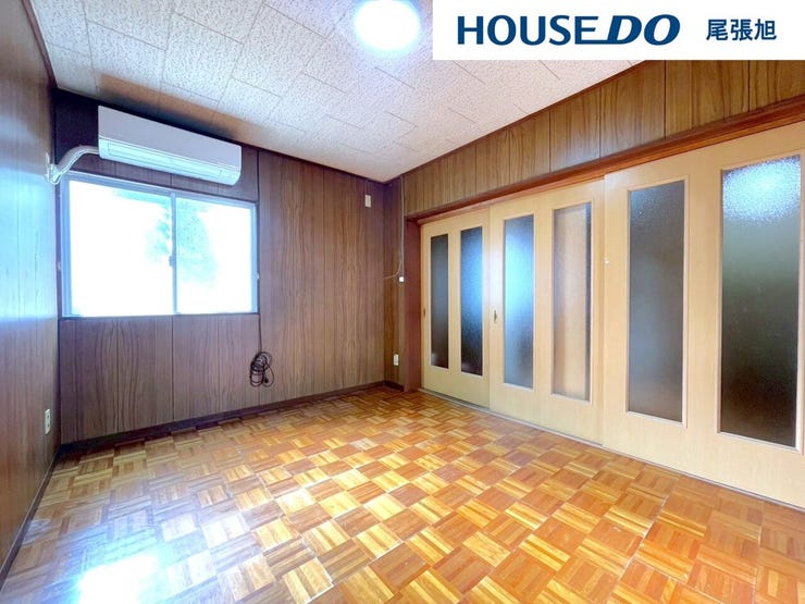 【リビング】光が優しく差し込む明るいリビング♪自然と家族が集まり、最高の家族団らんのお時間をお過ごしいただけます♪ひろびろとしたLDKで、ソファや4人掛けテーブルを置いても使いやすい配置です。