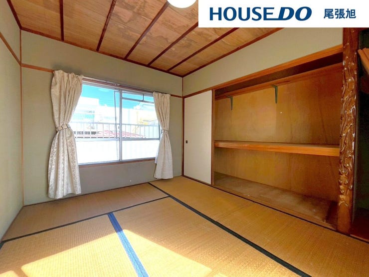 【和室】日本を感じる和室です。和の雰囲気が素敵なお部屋です。明るく居心地が良いちょっとしたお部屋は、なにかと重宝します♪お子様のプレイルームとして、客間として、様々な使い方ができそうですね♪