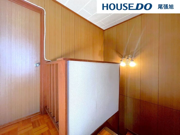 【2階 廊下・ホール】階段を上ってすぐ目の前に広がるホールです。