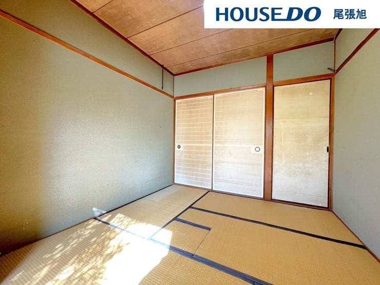 【押入】収納力沢山の押し入れで、生活空間をすっきり整理。季節ものや大きな物もすっきり収納でき、無駄なスペースをなくします。扉を開ければすぐに取り出せる便利さが魅力。しっかり収納できる頼れる収納空間です