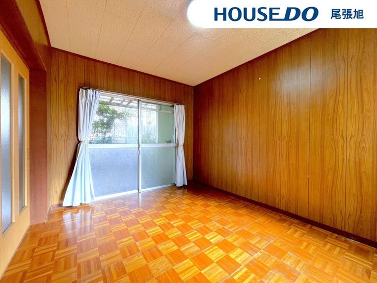 【リビング】大きな窓からは暖かい陽射しが差し込んできます。ソファやテーブルを置いても使いやすい配置で、ご家族そろってゆったりとお寛ぎいただけます。どんな家具を置こうか想像が膨らみます♪