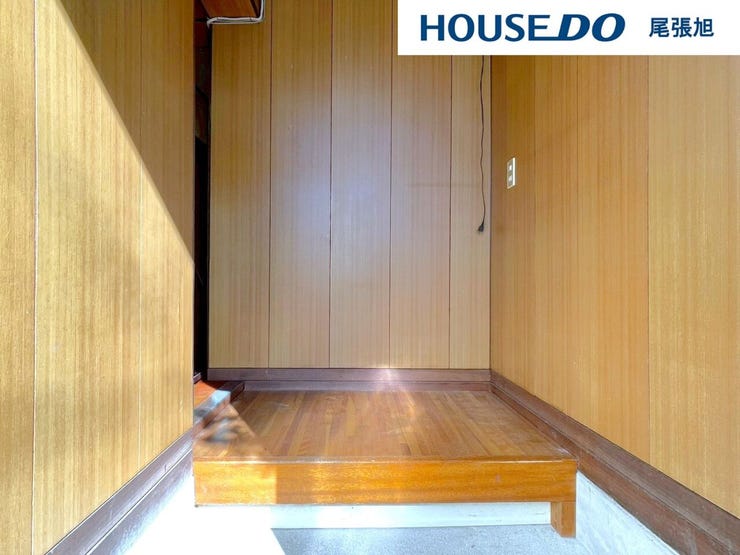 【玄関】扉を開けてすぐ目の前に広がる広々とした玄関です。わが家に帰った時に言う「ただいま」その言葉が何十年にもわって元気よく響くような、家族が帰りたくなる快適な住まいがテーマです。