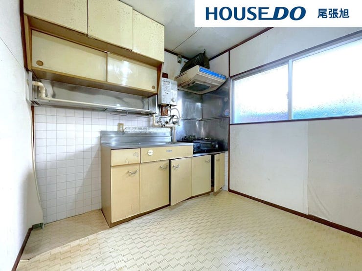 【キッチン】ダイニングキッチンです。窓があり、明るい空間の中で毎日お料理することが可能です!収納スペースもたくさんあるのが嬉しいですね。