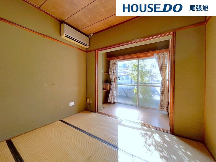 【和室】日本を感じる和室です。和の雰囲気が素敵なお部屋です。明るく居心地が良いちょっとしたお部屋は、なにかと重宝します♪お子様のプレイルームとして、客間として、様々な使い方ができそうですね♪