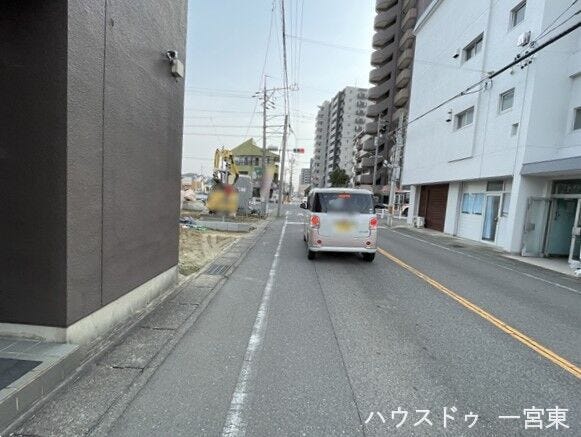 ≪南側東向き 幅約7.9m≫
引越し業者のトラックも問題なく停めて置くことが出来る道幅です。