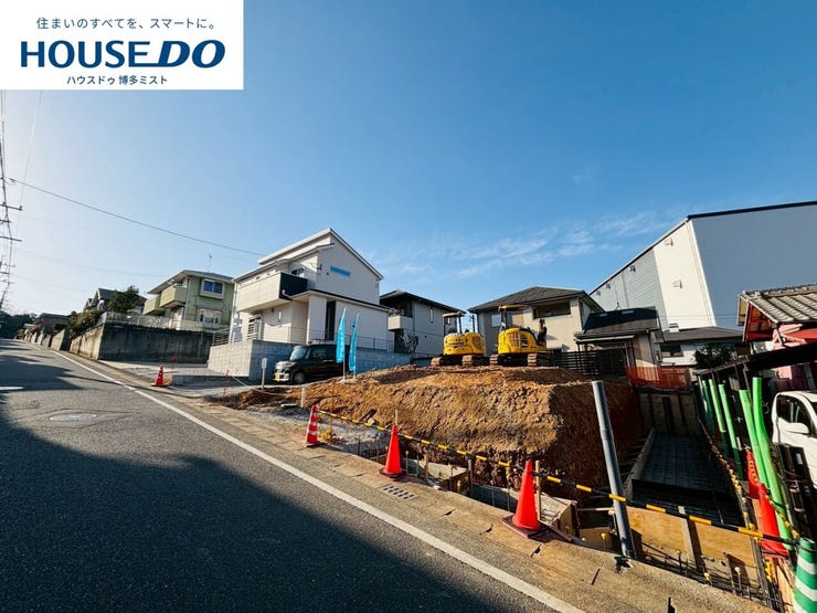 【現地見学会 開催中】実際に現地へ行き、お子様と一緒に小学校までの経路を確認したり、近隣の同施工会社の完成物件へ行き完成後の雰囲気を体感したりといった見学ツアーをしませんか?(1月17日撮影)