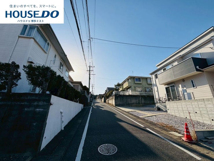 【現地見学会 開催中】実際に現地へ行き、お子様と一緒に小学校までの経路を確認したり、近隣の同施工会社の完成物件へ行き完成後の雰囲気を体感したりといった見学ツアーをしませんか?(1月17日撮影)