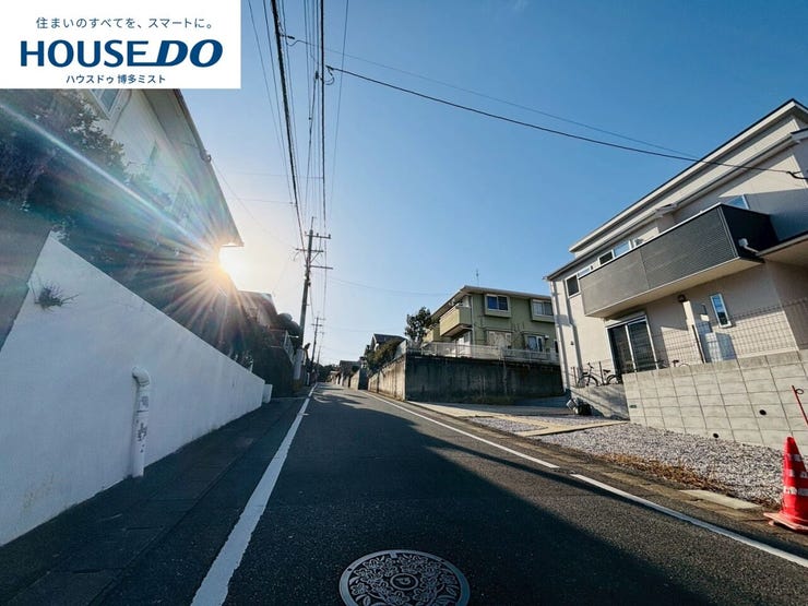 【現地見学会 開催中】実際に現地へ行き、お子様と一緒に小学校までの経路を確認したり、近隣の同施工会社の完成物件へ行き完成後の雰囲気を体感したりといった見学ツアーをしませんか?(1月17日撮影)