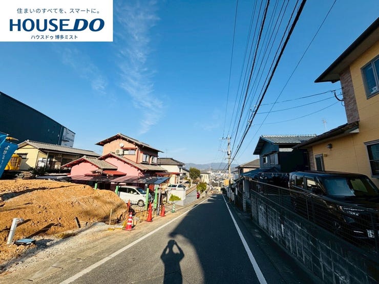 【現地見学会 開催中】実際に現地へ行き、お子様と一緒に小学校までの経路を確認したり、近隣の同施工会社の完成物件へ行き完成後の雰囲気を体感したりといった見学ツアーをしませんか?(1月17日撮影)
