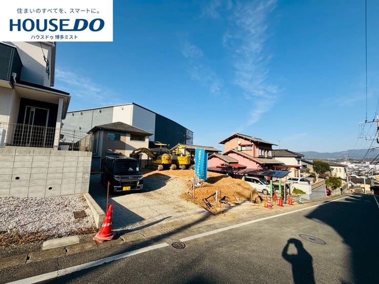 【現地見学会 開催中】実際に現地へ行き、お子様と一緒に小学校までの経路を確認したり、近隣の同施工会社の完成物件へ行き完成後の雰囲気を体感したりといった見学ツアーをしませんか?(1月17日撮影)