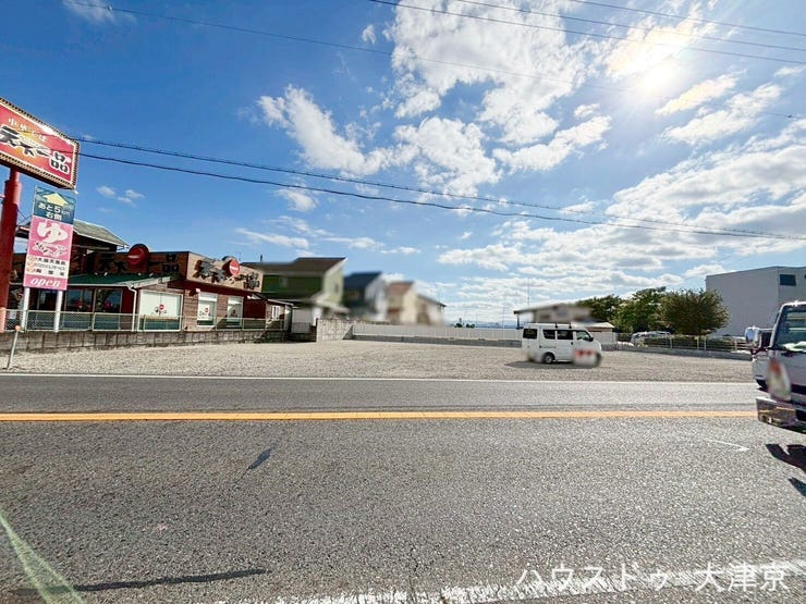 【外観】
県道に面し視認性良、店舗用地に最適