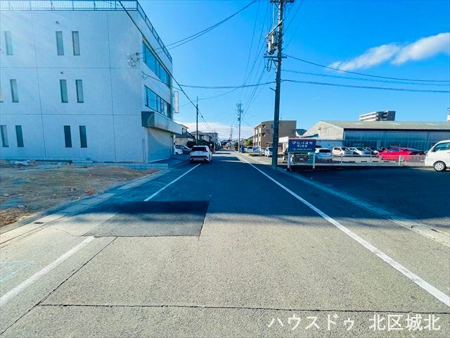 幅員約8mの前面道路です。車の出し入れもしやすく、また配達などの車が停まっていても通行出来る道幅となっています。