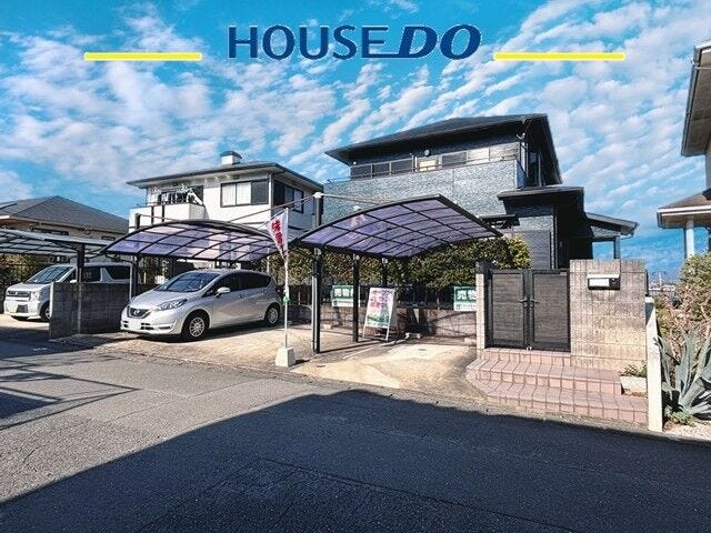【外観】
建物約43坪の内外装リフォーム済み戸建て♪高低差なし+前面道路広々+車3台OK!筑紫駅まで車で5分♪