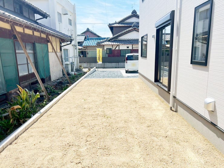 広いお庭はガーデニングや家庭菜園など楽しめます!!