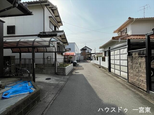 ≪西側南向き 幅約4.0m≫
普通車が1台通れる幅となります。大型車の通行が少ないので、振動や騒音が抑えられます。