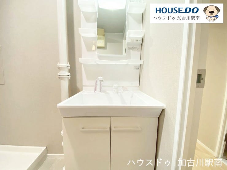 清潔感溢れるスタイリッシュなデザインの洗面化粧台