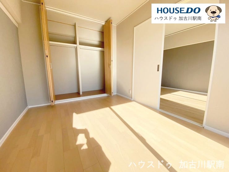 バルコニーに面した明るい洋室