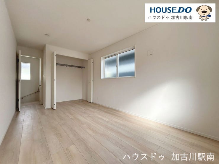 角に配した個室感ある洋室