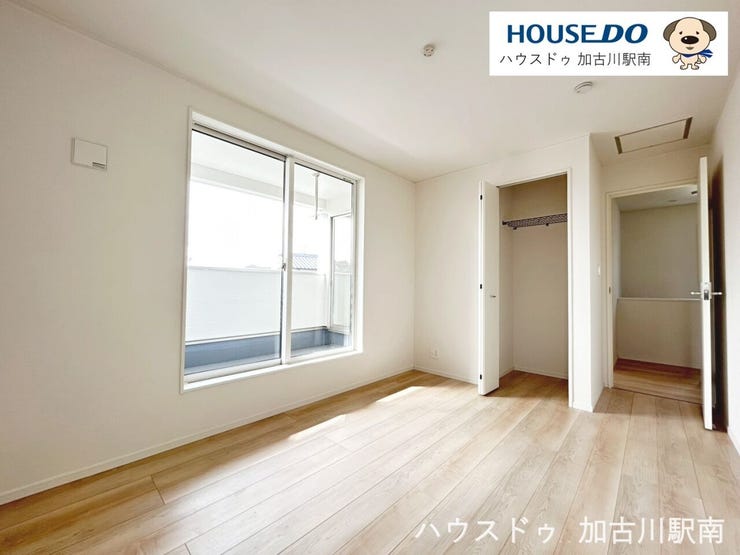 バルコニーに面した明るい洋室