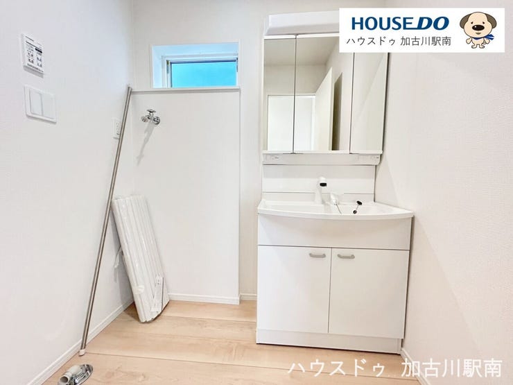 シンプルで清潔感のある洗面室。