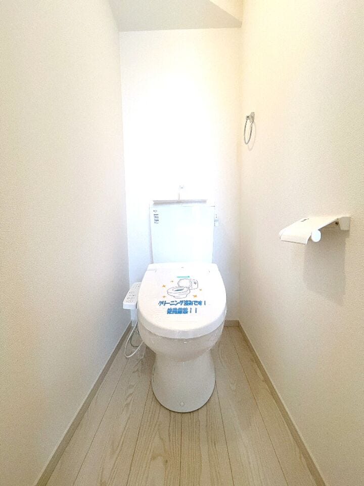 明るくて清潔感のあるトイレスペース♪洗浄便座付トイレ!広々した空間で気持ちよく過ごせます。