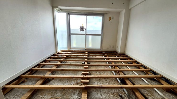 バルコニーに接しているお部屋は開放感たっぷりで、家族のくつろぎ空間や来客用としても活躍。窓からは陽射しがたっぷり降り注ぎ、心地よい風が吹き抜けます。リビングとの扉を開ければ広々空間になります♪