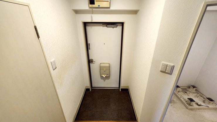 玄関です。段差も少なくお年寄りや小さなお子様がいらっしゃっても安心です。物を運ぶ時にも大きな段差がないのはうれしいですね。