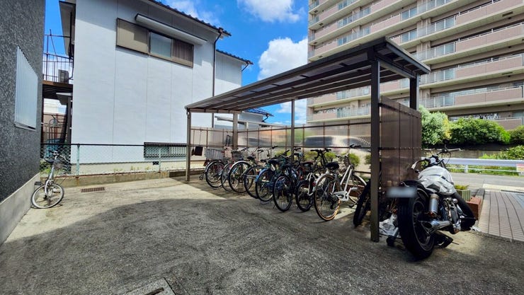 屋根付きの駐輪場です。大切な自転車を雨や日差しからしっかり守ります。ゆったりとしたスペース設計で、出し入れもスムーズ。通勤・通学にも便利で、日々の移動をサポートしてくれる快適な設備です。