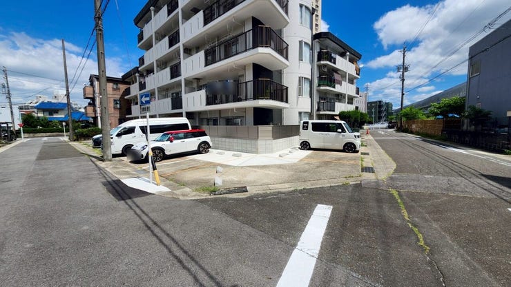 前面道路は角地の為2方向あります。西側、南側とも幅員約7.8mあり、お車で出入りするのに十分な広さがあります。また、高台にある住宅地の為、交通量も多くなく静かな住環境になっています。