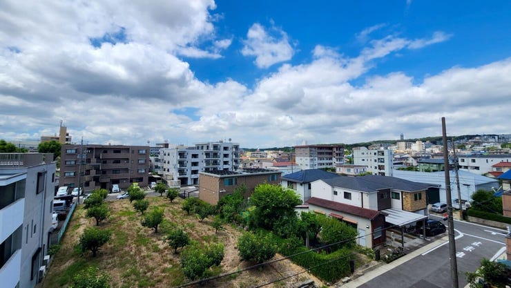 バルコニーからの眺望です。4階のお部屋なので眺望もいいですよ!朝の澄んだ空気や、夕方に吹く清々しい風を五感で感じられるバルコニーです。