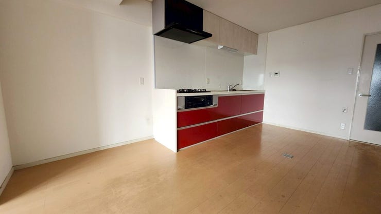 リビング横には洋室があり、扉を開ければ広くお使いいただけます♪ダイニングテーブルやソファを配置するスペースを十分確保することができるので、ご家族皆さんで楽しい時間をお過ごしいただけます♪