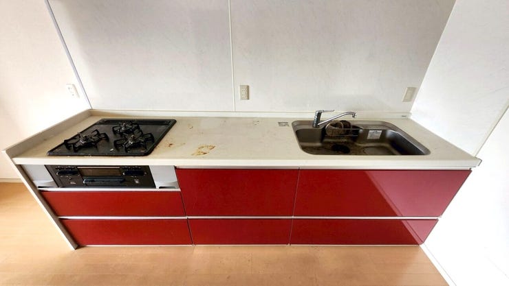 ガスコンロとグリルが一体となったタイプで、料理の幅が広がります。収納スペースも豊富で、調理器具や食器を効率的に整理可能。壁付けキッチンは掃除のしやすさが特徴です。油跳ねや水撥ねのお掃除もスムーズ。