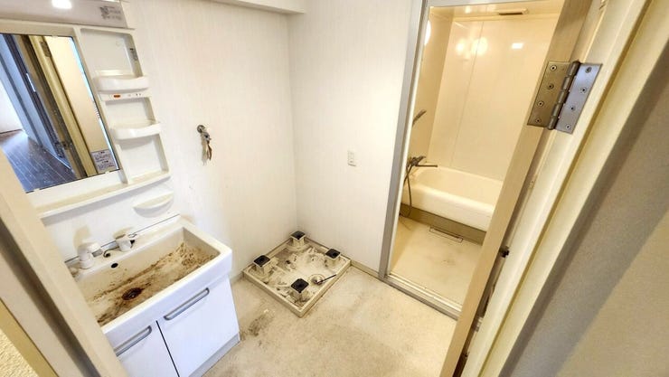 洗面台と洗濯機置き場がコンパクトにまとまった実用的な脱衣スペース。洗濯機置き場は防水パン付き!空いたスペースに収納棚を設置することもできます!