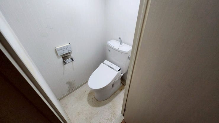 シンプルで無駄のないデザインが特徴のトイレです。窓がない分、清潔感を重視した明るい照明が空間を明るく保ちます。機能的で手入れがしやすく、毎日の利用が快適に感じられる空間です。