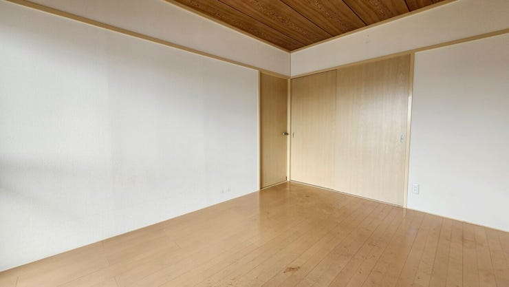 ◆6帖洋室◆シンプルで落ち着いた内装の洋室。日中は明るい自然光が差し込み、心地よい空間が広がります。書斎、趣味部屋、お子さまの一人部屋デビューにもいいですね♪