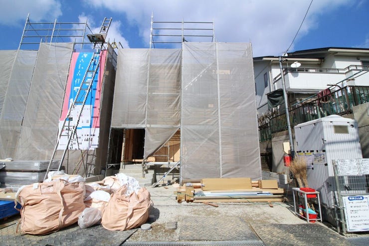 駐車並列2台可能です。
間口も広々としており、駐車もしやすそうですね。