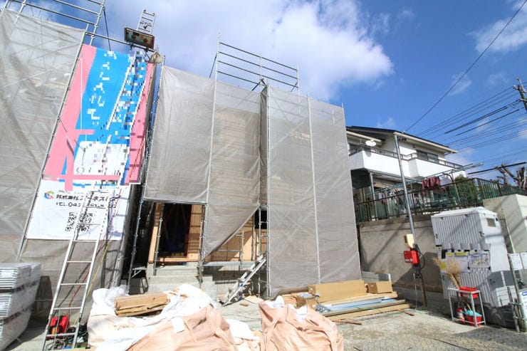 細川小学校まで徒歩約14分、新香山中学校まで徒歩約9分で、お子様の通学も安心な立地です。