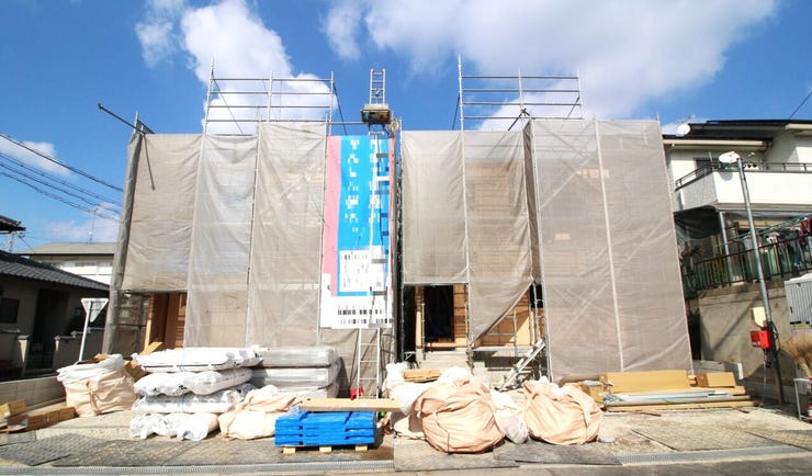 全2棟の新築分譲住宅です。
スーパーや薬局、コンビニまで徒歩圏内で生活しやすい住環境です。