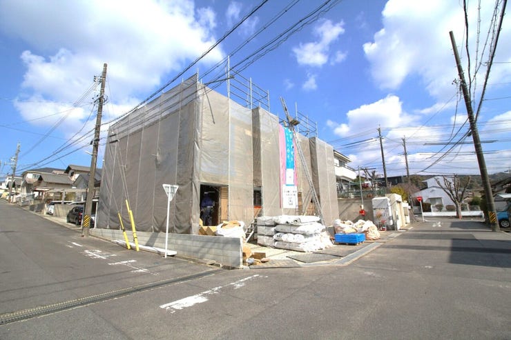 前面道路は広々約5.9mです。
対向車がきてもすれ違うことができるので安心ですね。