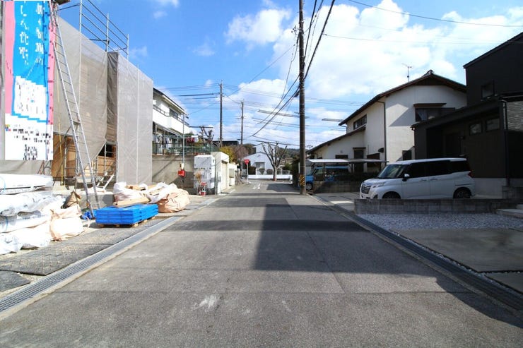 前面道路は広々約5.9mです。
対向車がきてもすれ違うことができるので安心ですね。