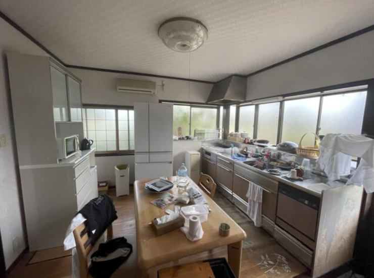 窓に囲まれているので、外の日差しを感じながら食事ができます。