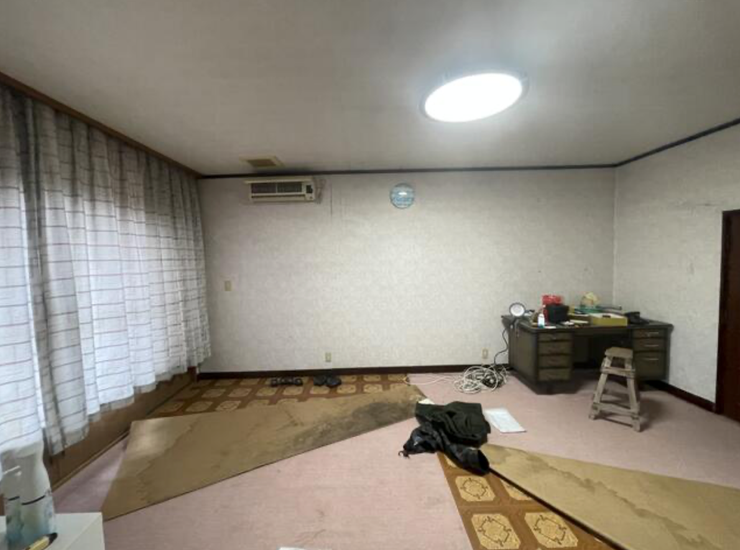 ご家族と相談しながら、好みの壁紙に交換してはいかがでしょうか。