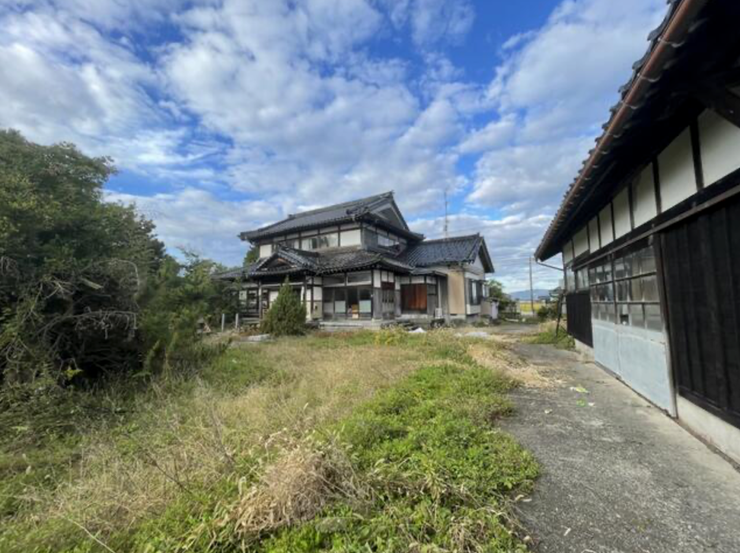 敷地も広く、お子さんが遊んだり、ペットが駆け回ったりしても安心ですね。