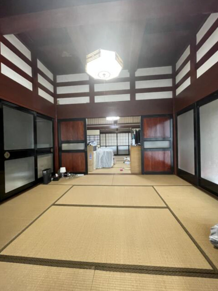 天井の高い和室。
扉を閉めると、個室空間。
扉を開けると広いスペースで利用できます。