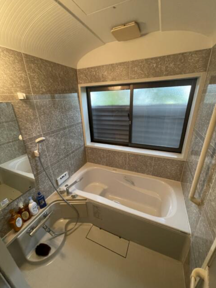 大きな窓があり、開放感のある浴室。
リモコンと水栓は新品です。