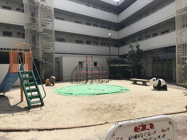 小さなお子様がいるご家庭ではお子様の気分転換にすぐに公園を利用できます。